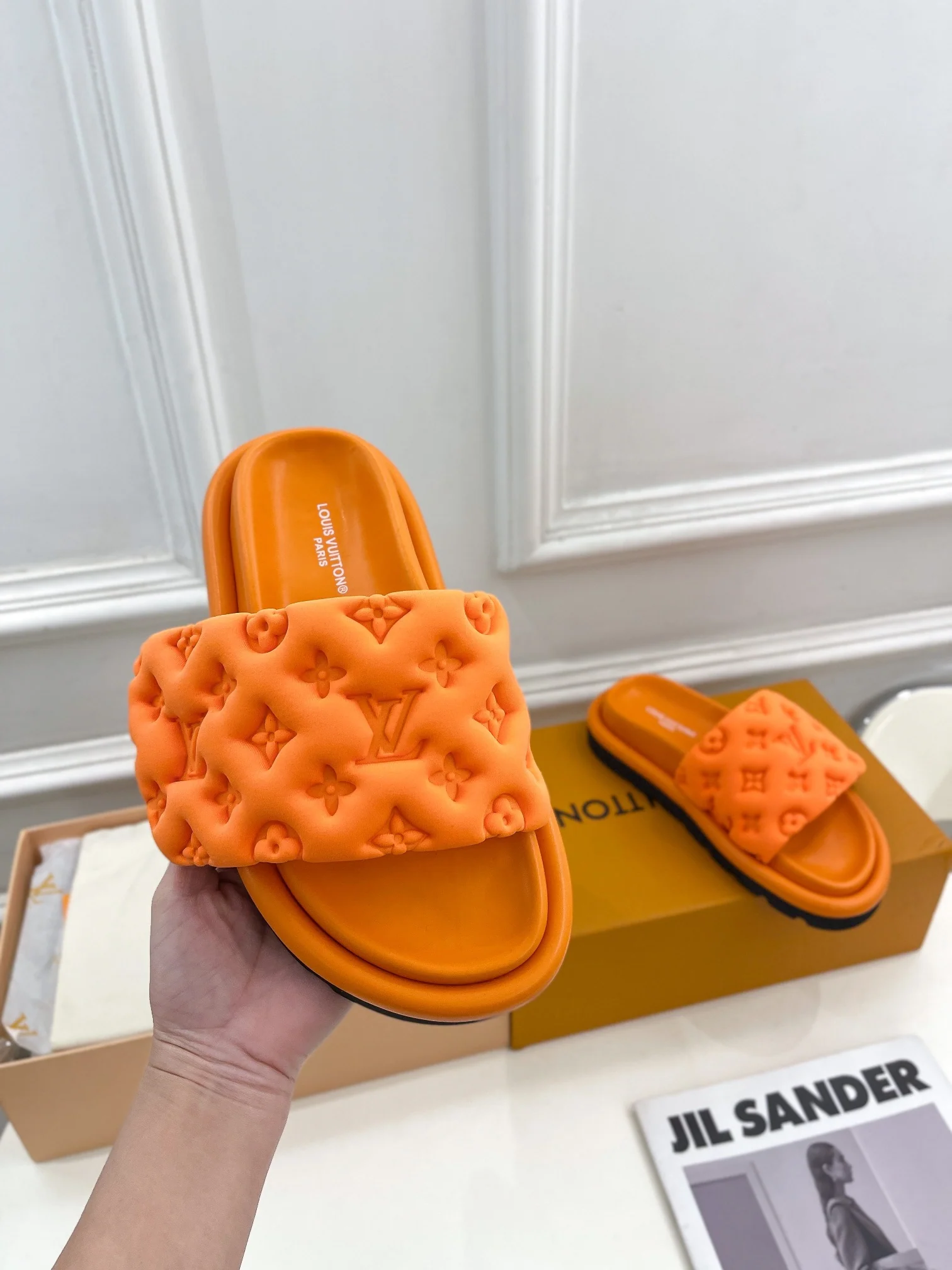 Новинка сезона весна/лето 2023 от LV - Тисненые тапочки - Оранжевые