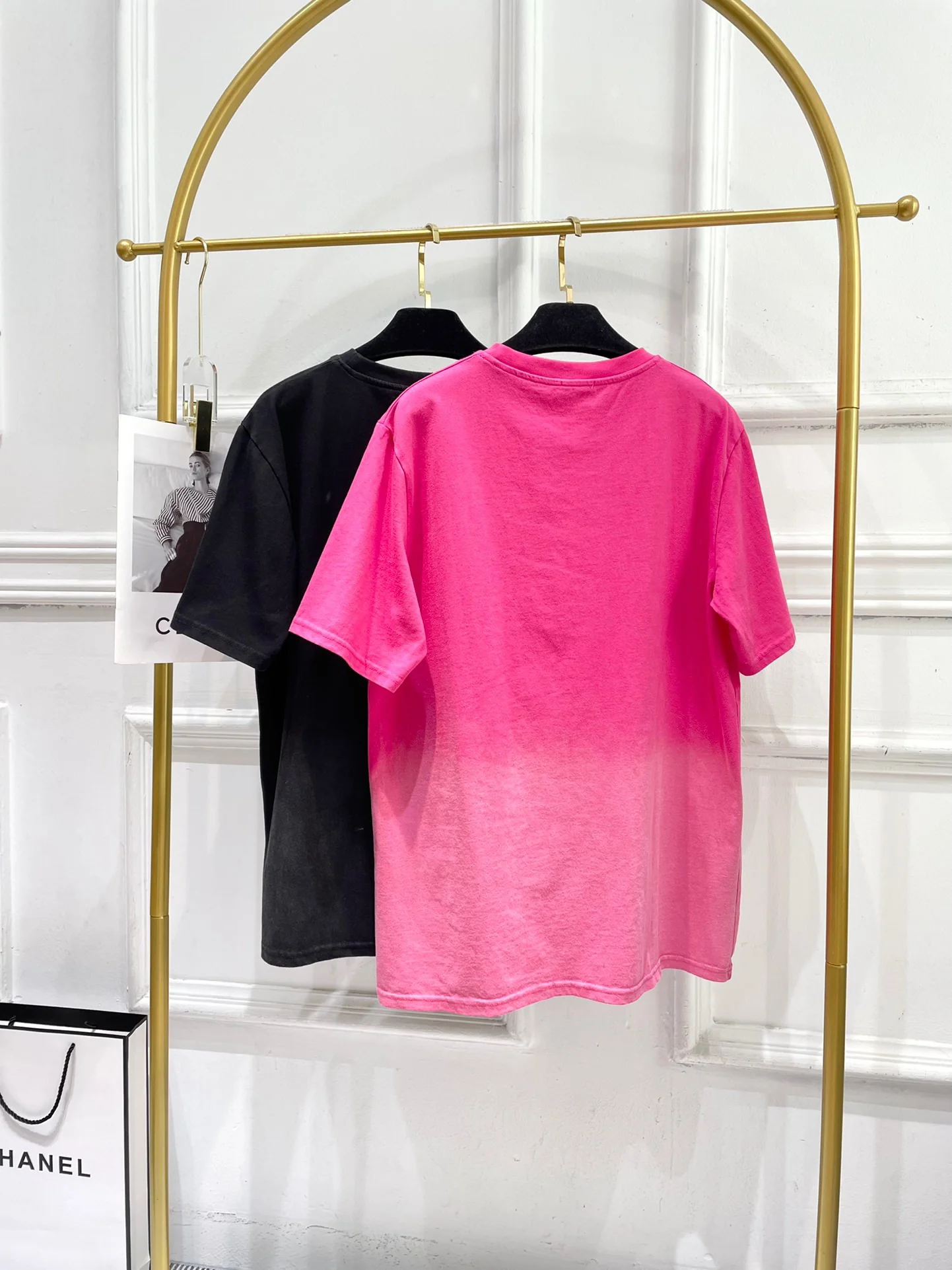 Футболка Chanel 2403 из хлопка с коротким рукавом, окрашенная в технике тай-дай, с эффектом потертости, розовая.