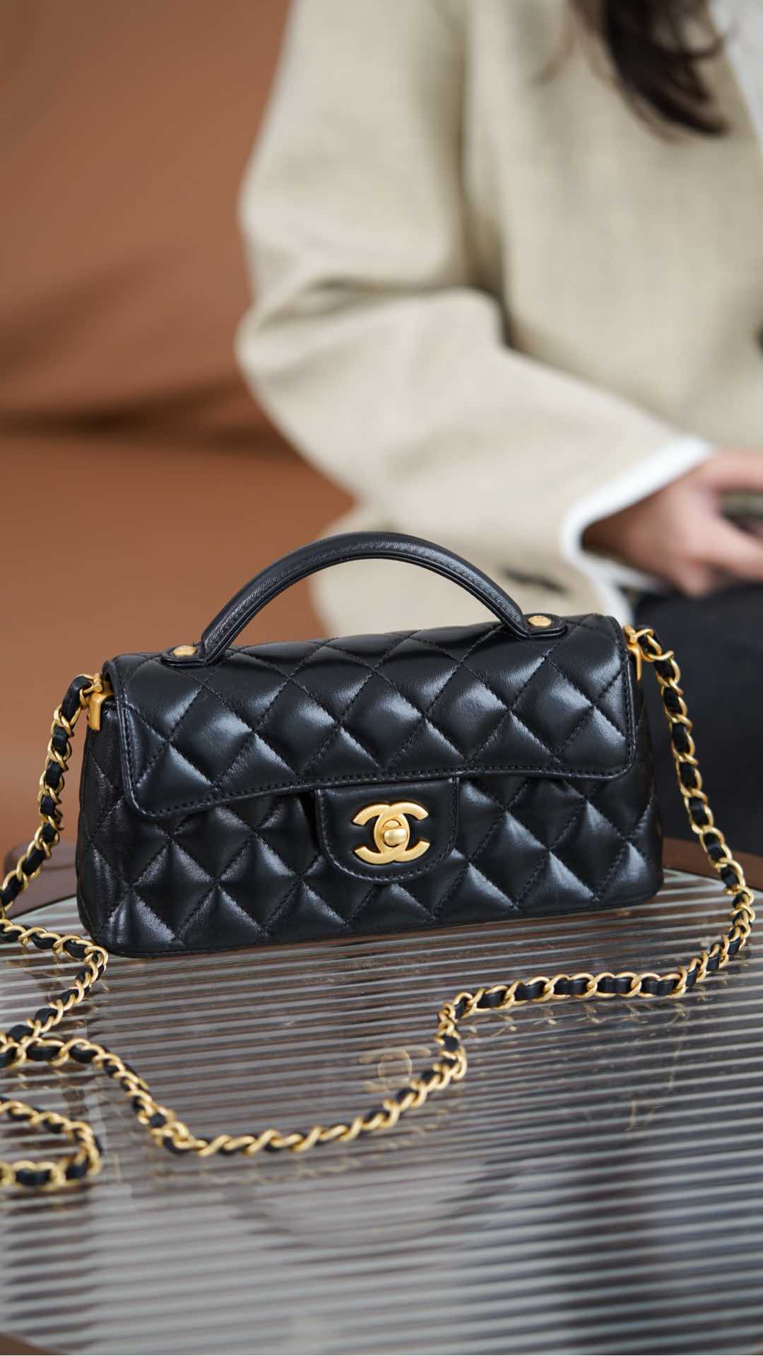 Chanel 25p - Сумка с горизонтальной ручкой и клапаном - Черно-золотая