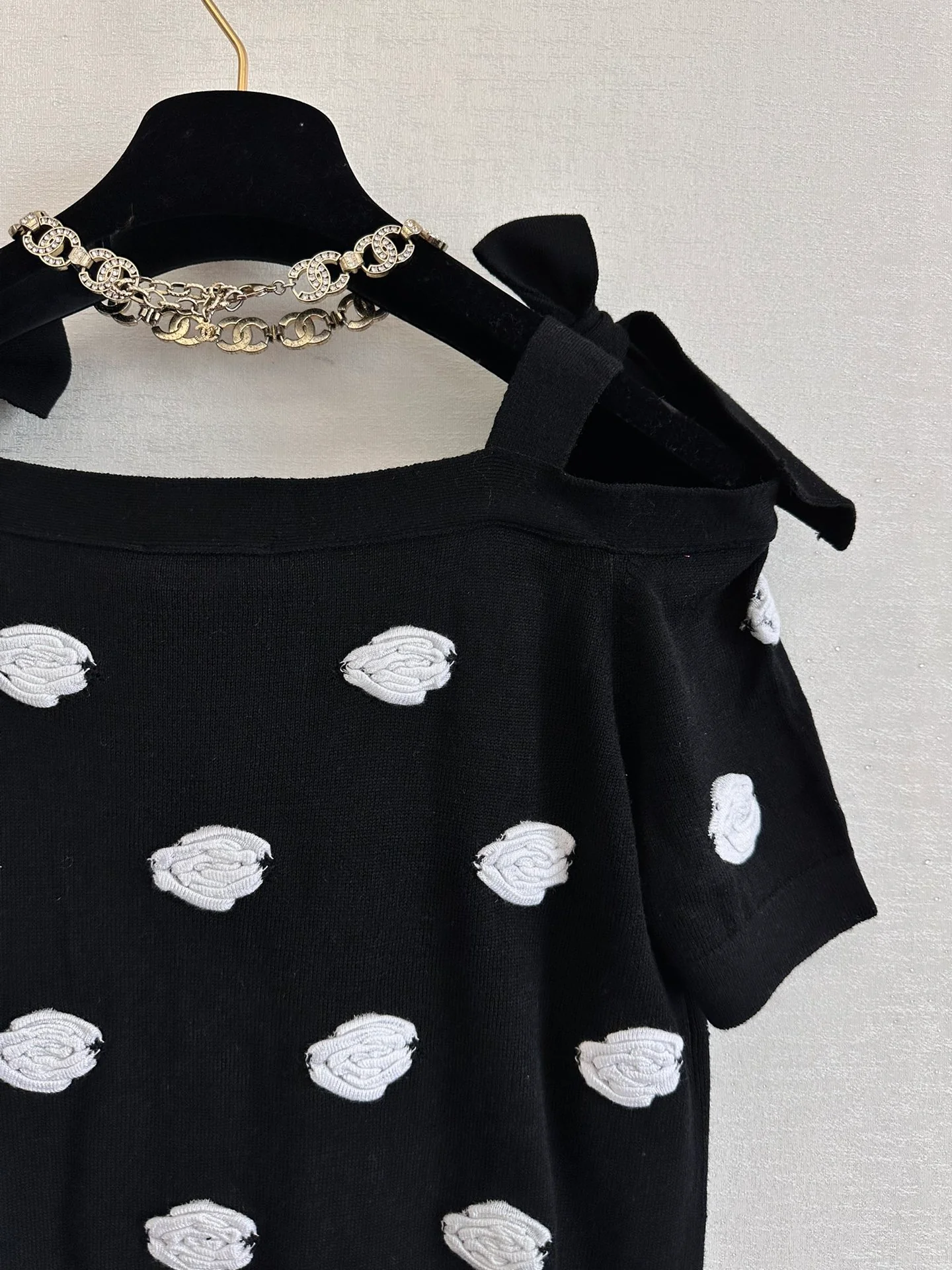 Chanel 2403 - Футболка с коротким рукавом и открытыми плечами ?Камелия? с галстуком