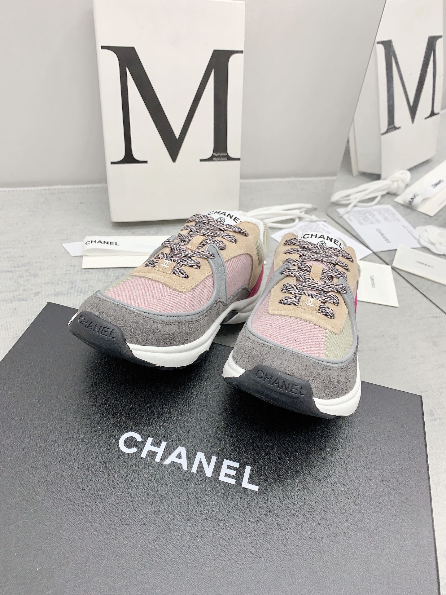 Chanel - Твидовые кроссовки в стиле пэчворк - Повседневные кроссовки - Розовато-серый