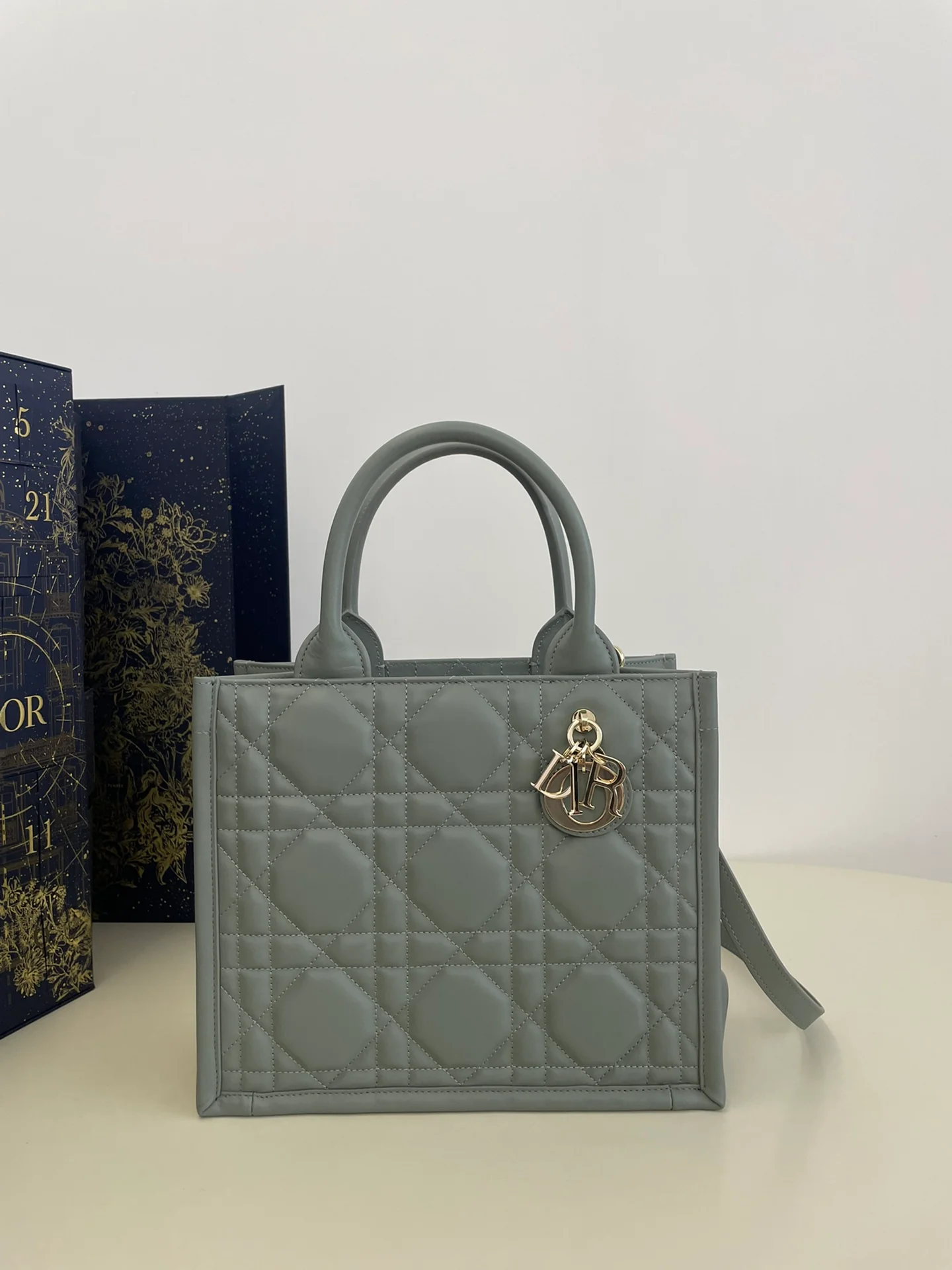 Маленькая стеганая сумка-тоут Dior из телячьей кожи - цвет 