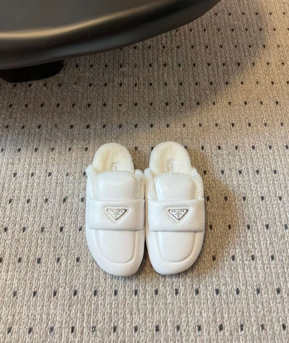 Новинка сезона осень/зима 2023 от Prada - Тапочки с объемным носком из овчины и меха - Белые