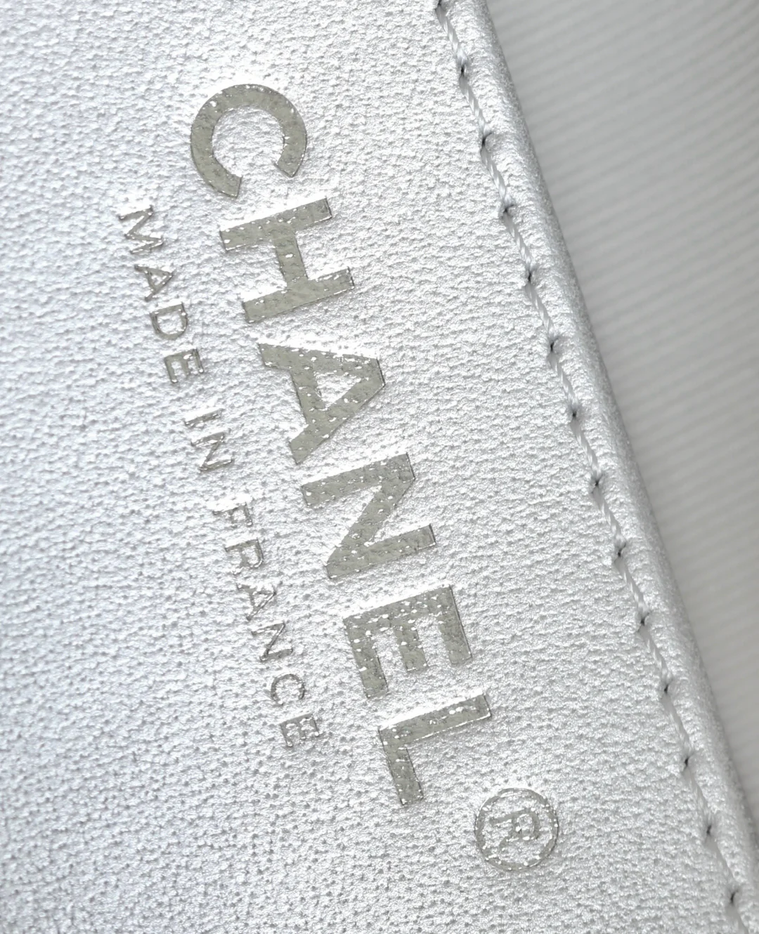 Сумка-пельмень Chanel с серебряной цепочкой для монет