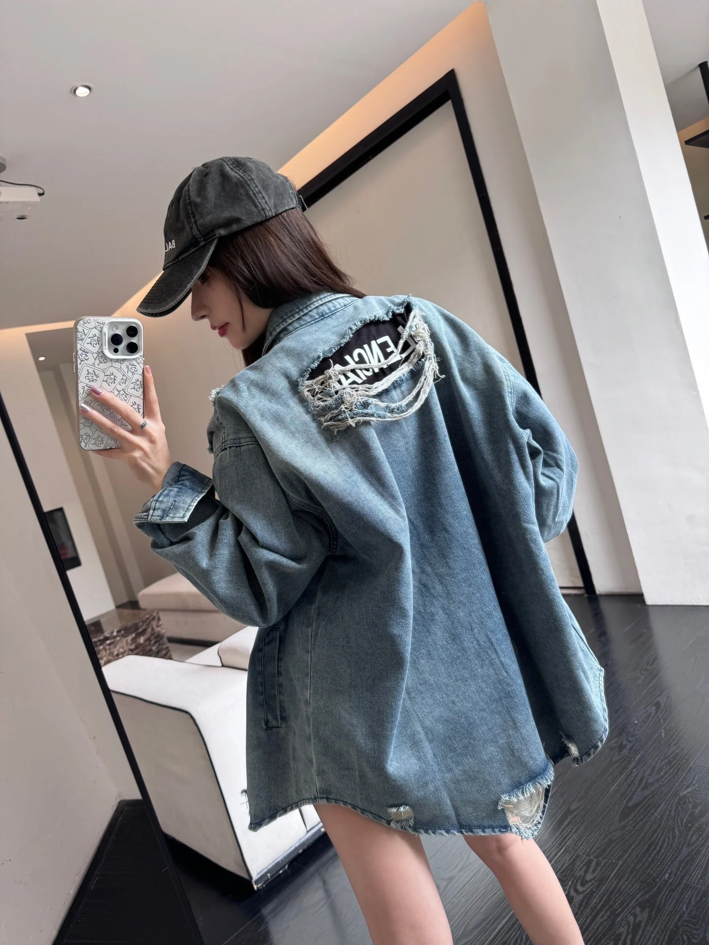 Джинсовая куртка Balenciaga 2403 с рваными элементами и эффектом потертости - унисекс