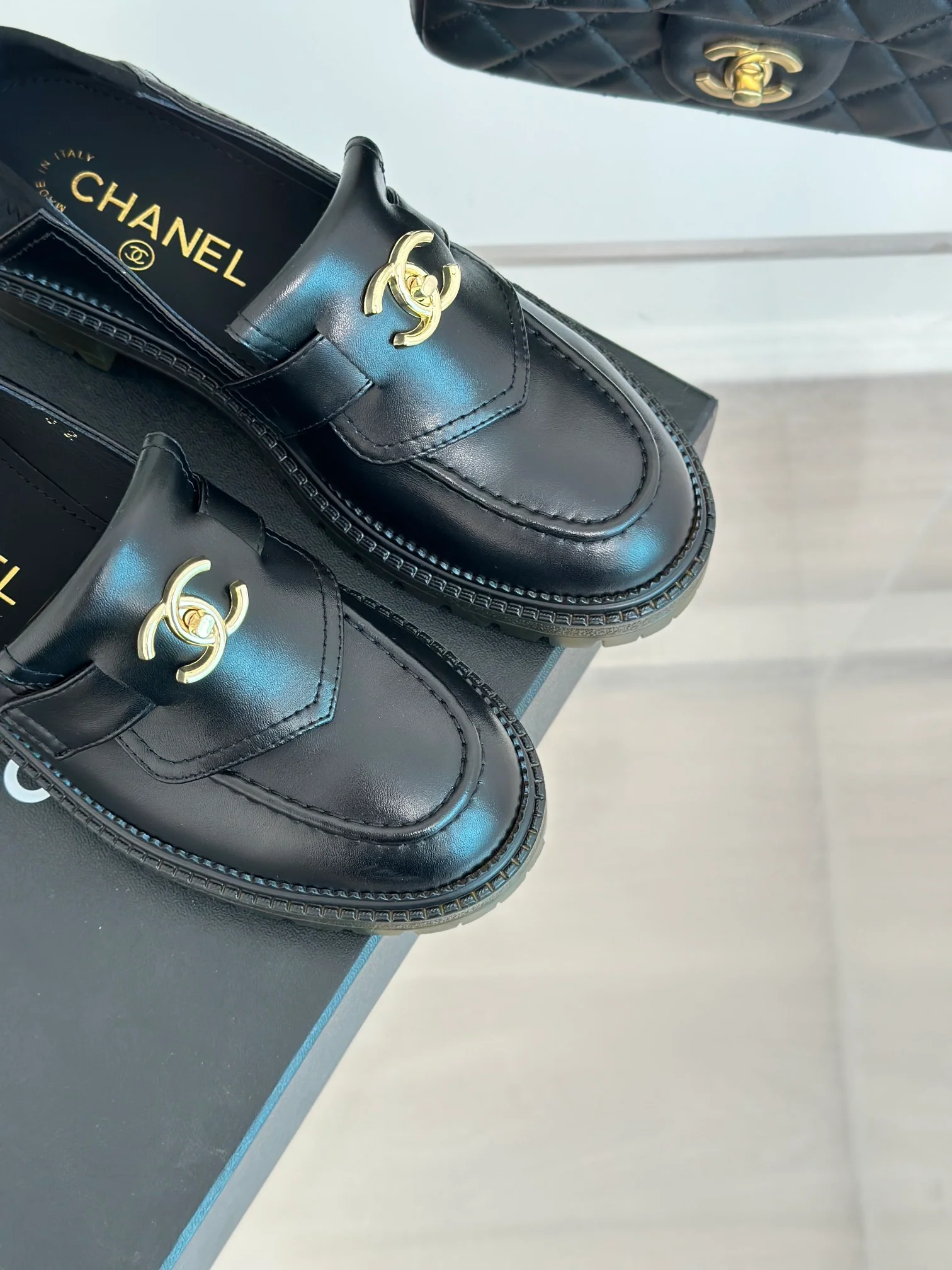 Новинка Chanel 2023 года - Рюкзак с пряжкой - Лоферы без шнурков с ромбовидным узором