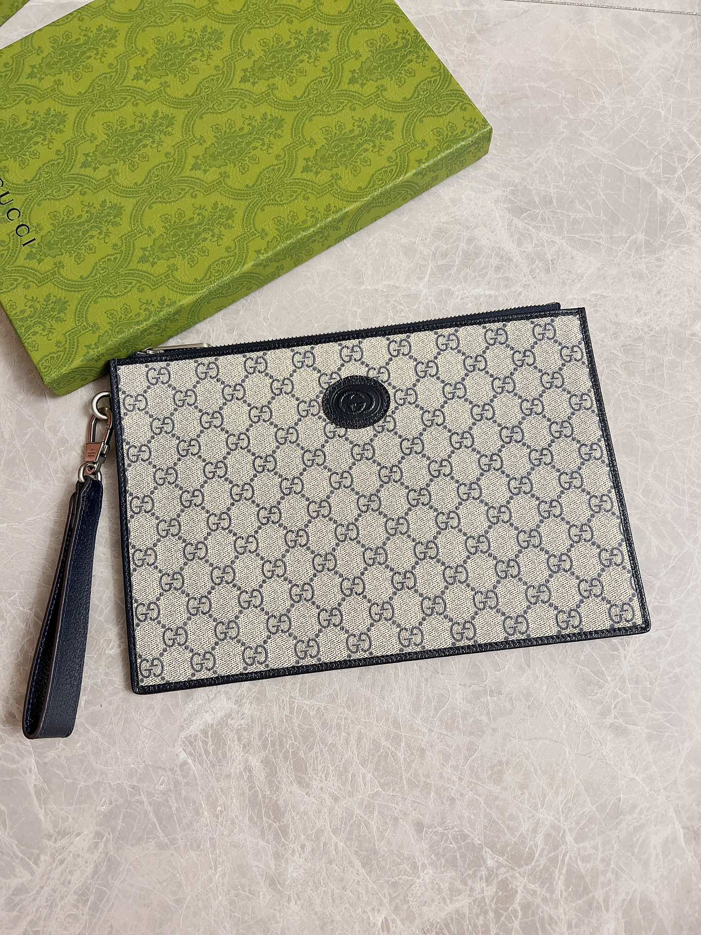 Клатч Gucci из синего ПВХ с монограммой