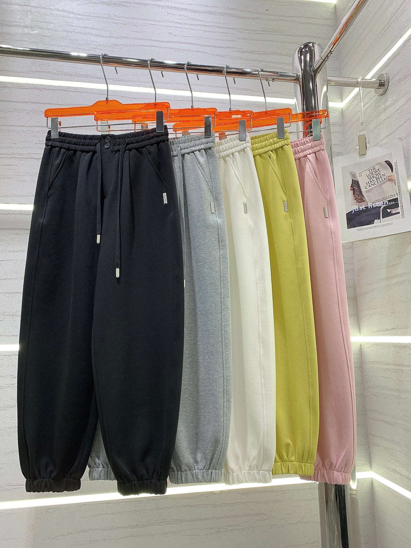 Новые спортивные брюки Chanel 2403 с двойной пуговицей и этикеткой.