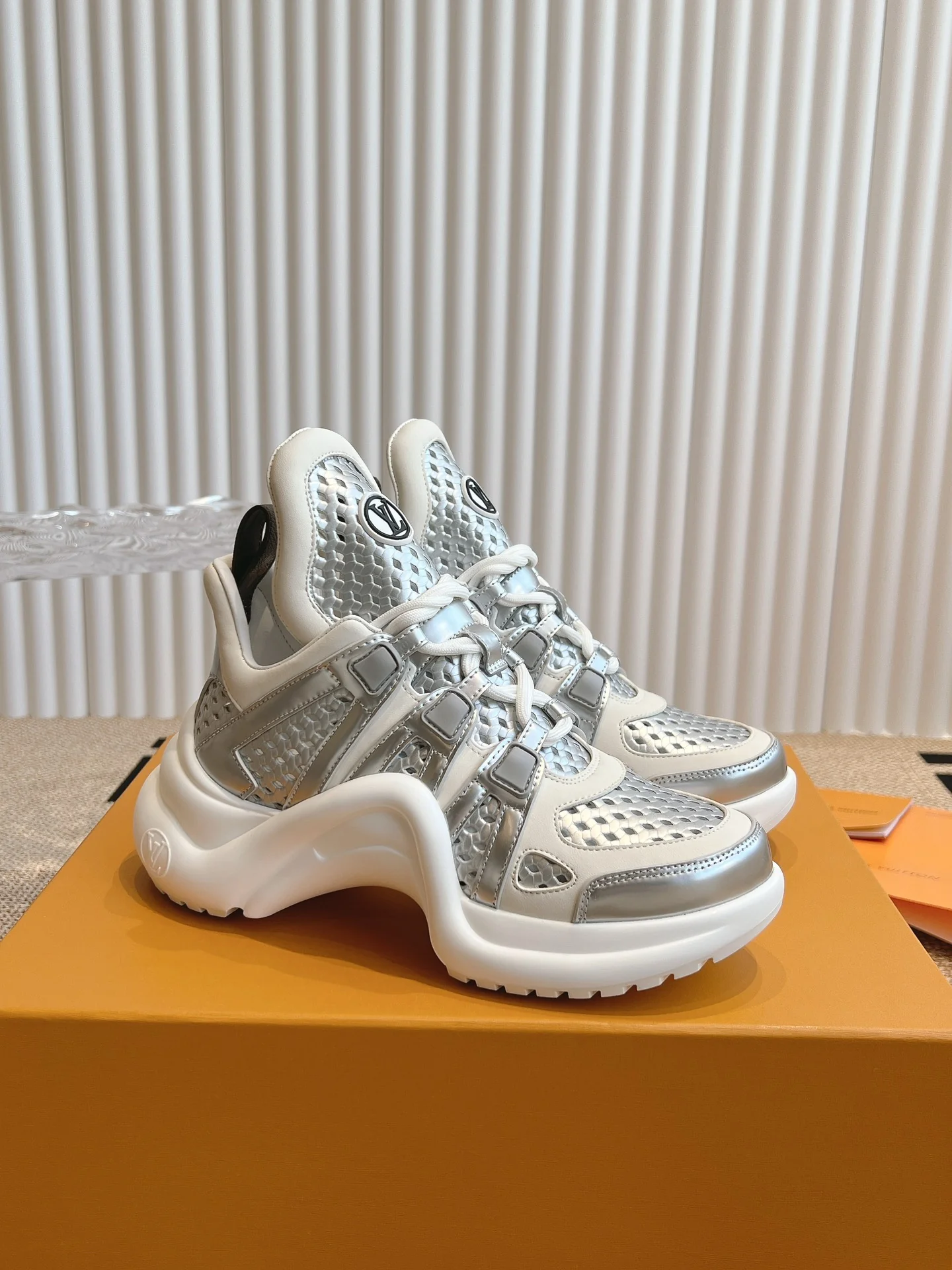 Повседневные туфли на платформе LV-2024 - серебристые