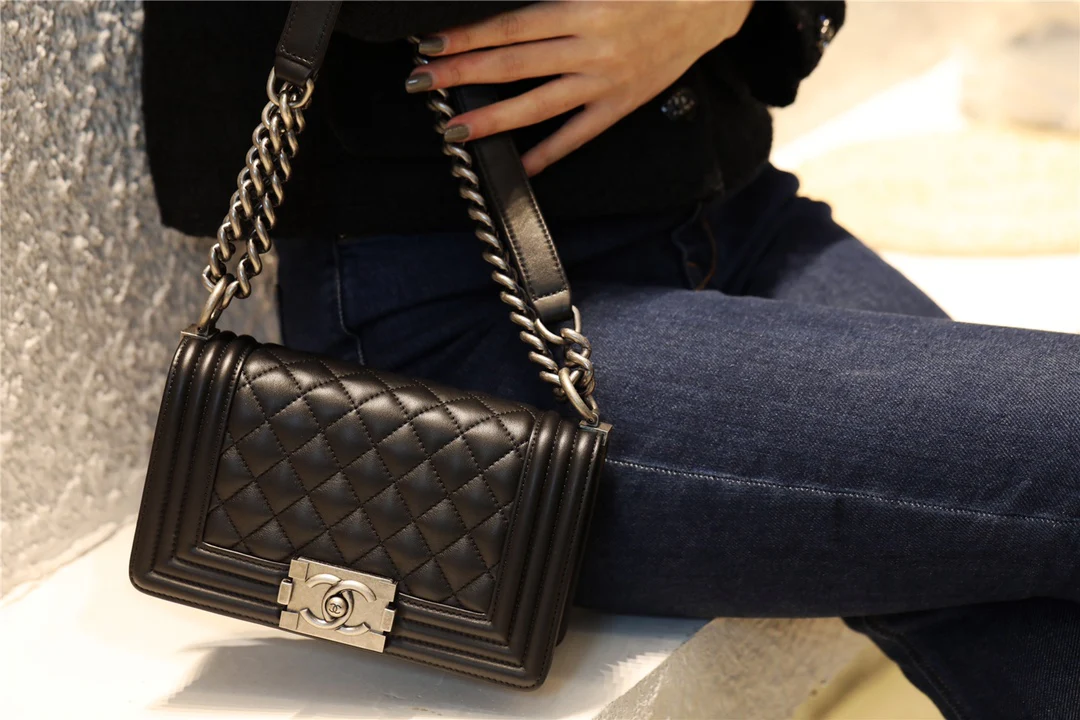Chanel Boy 20cm - Body Sharing