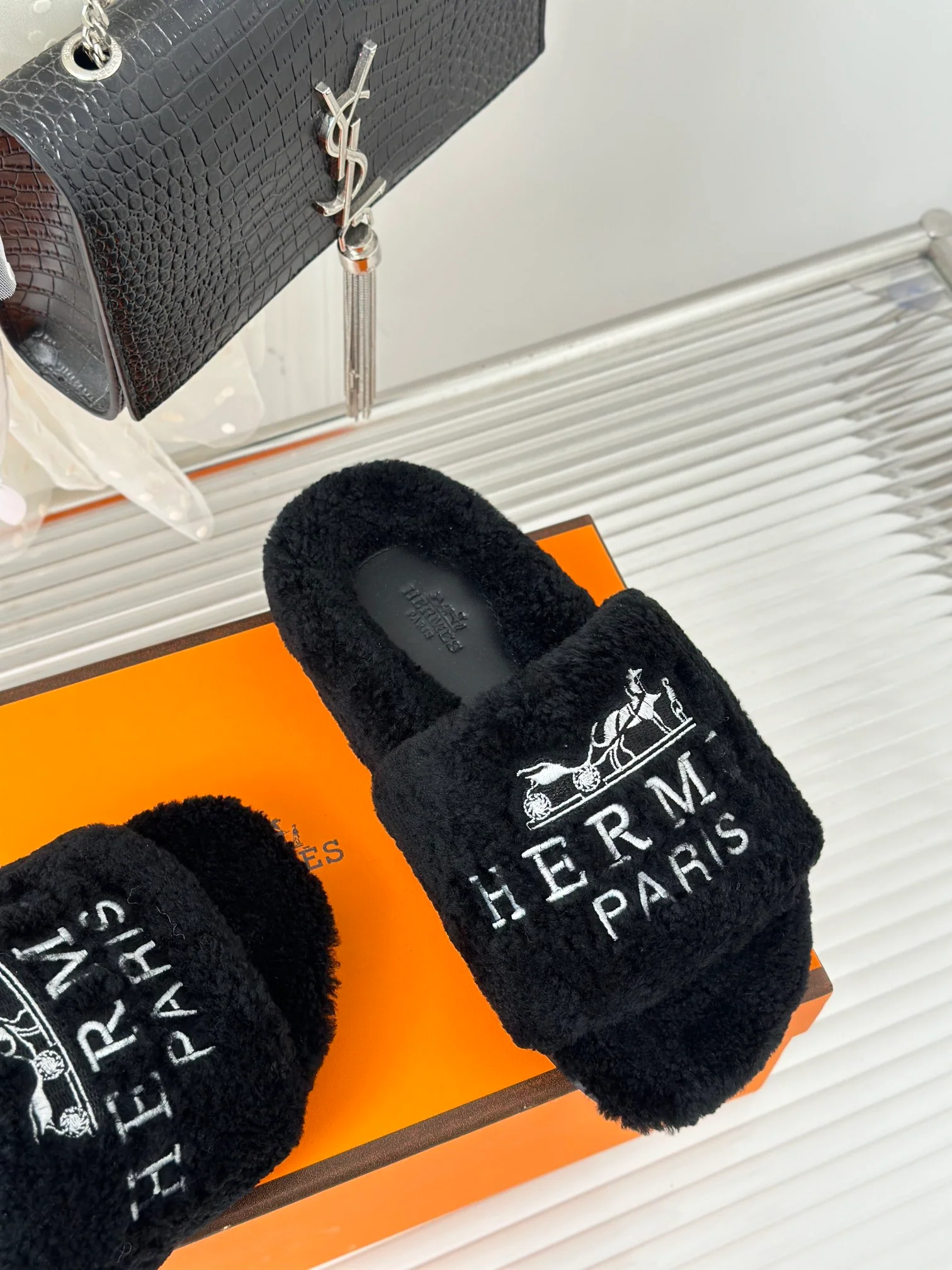 Новинка сезона осень/зима 2023 от Hermes - Меховые тапочки - Черные