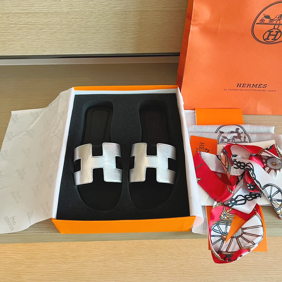 Классические домашние тапочки Hermes H - Верх из однотонной кожи - Подошва, полностью закрывающая тапочки - Серебристый/Черный