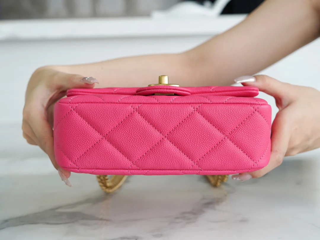 Новинка сезона весна/лето 2023 от Chanel - Сумка на цепочке в форме сердца - Сумка CF - Маленькая - Персиково-розовая