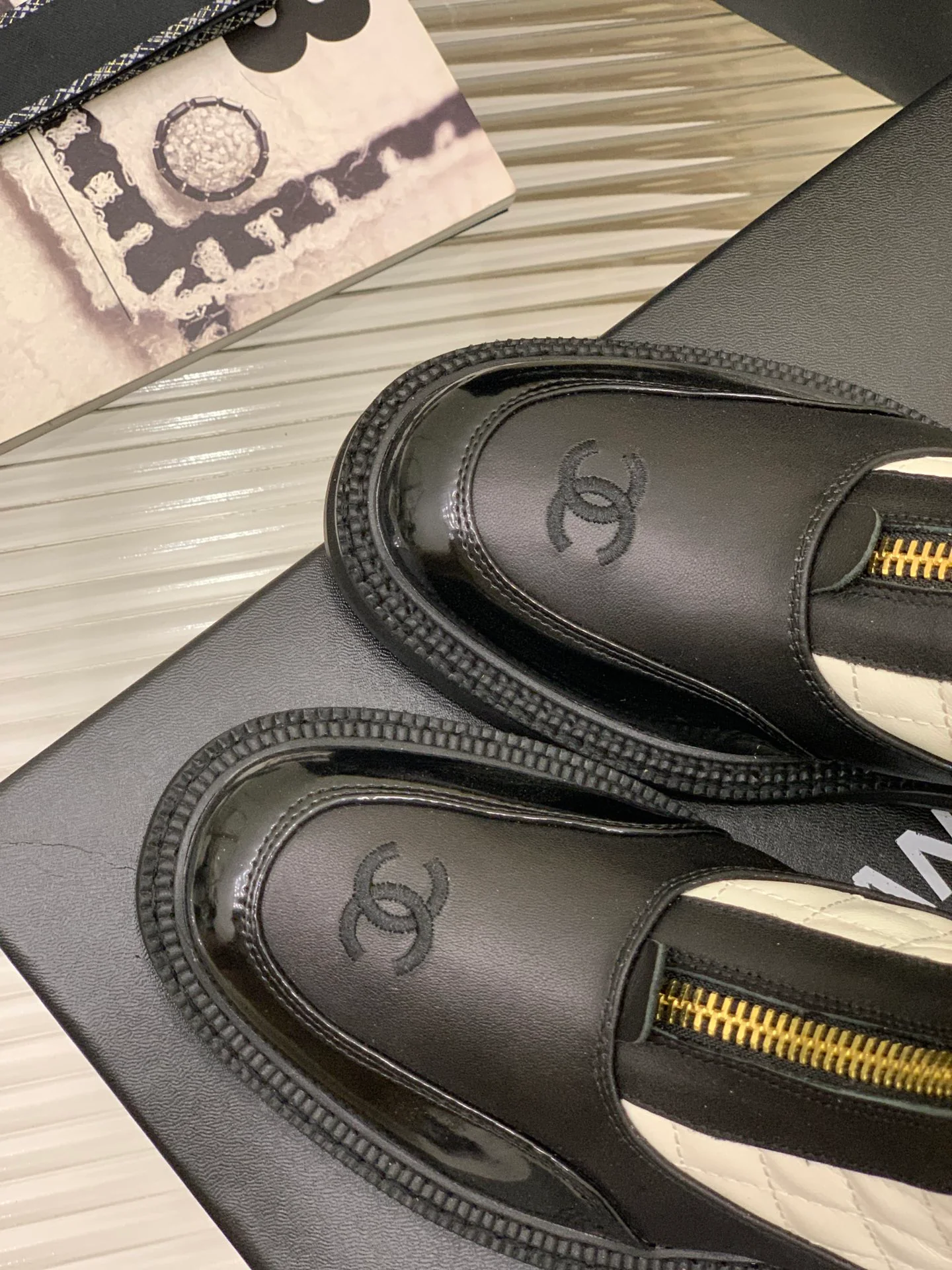 Ботинки средней высоты Chanel из коллекции 2022 года, украшенные бриллиантами - белые.