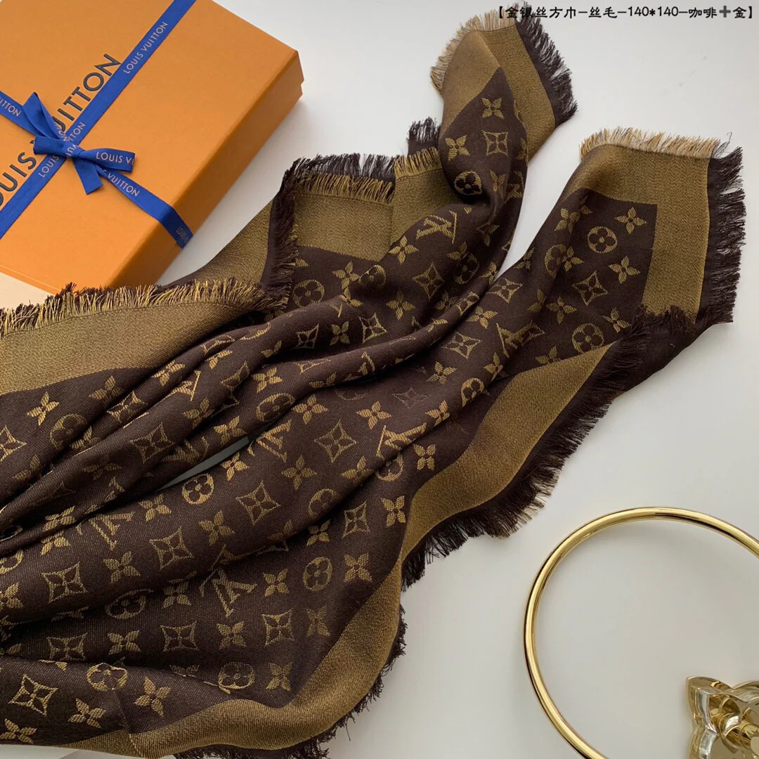 Шелковый платок LV 140 см - с монограммой на канве.