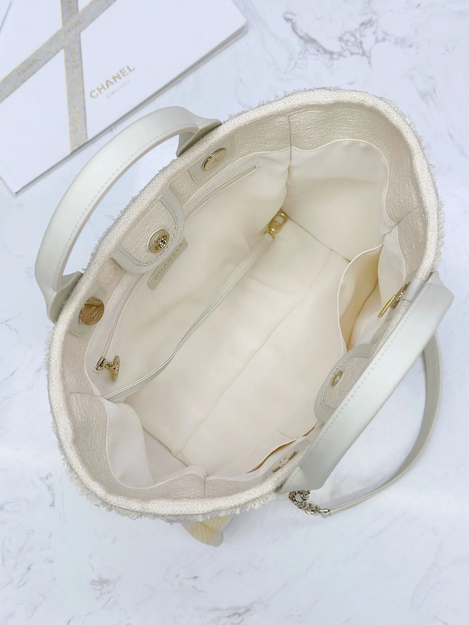 Пляжная сумка Chanel 25c, косметичка, ярко-желтая.