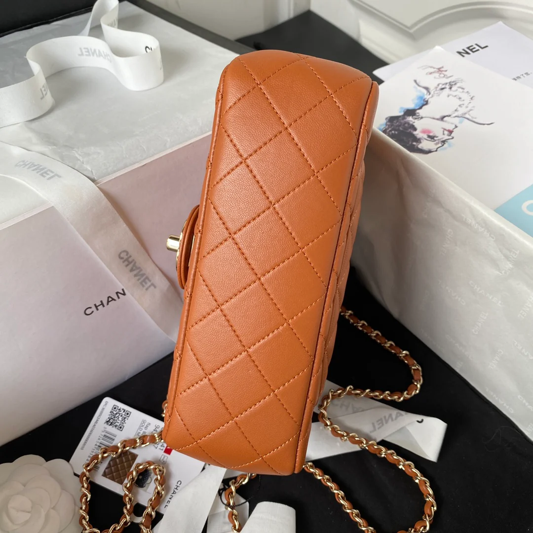 Коллекция Chanel Pre-Fall 2023 - Сумка CF с ручкой, украшенной стразами - Оранжево-коричневая - 21 см
