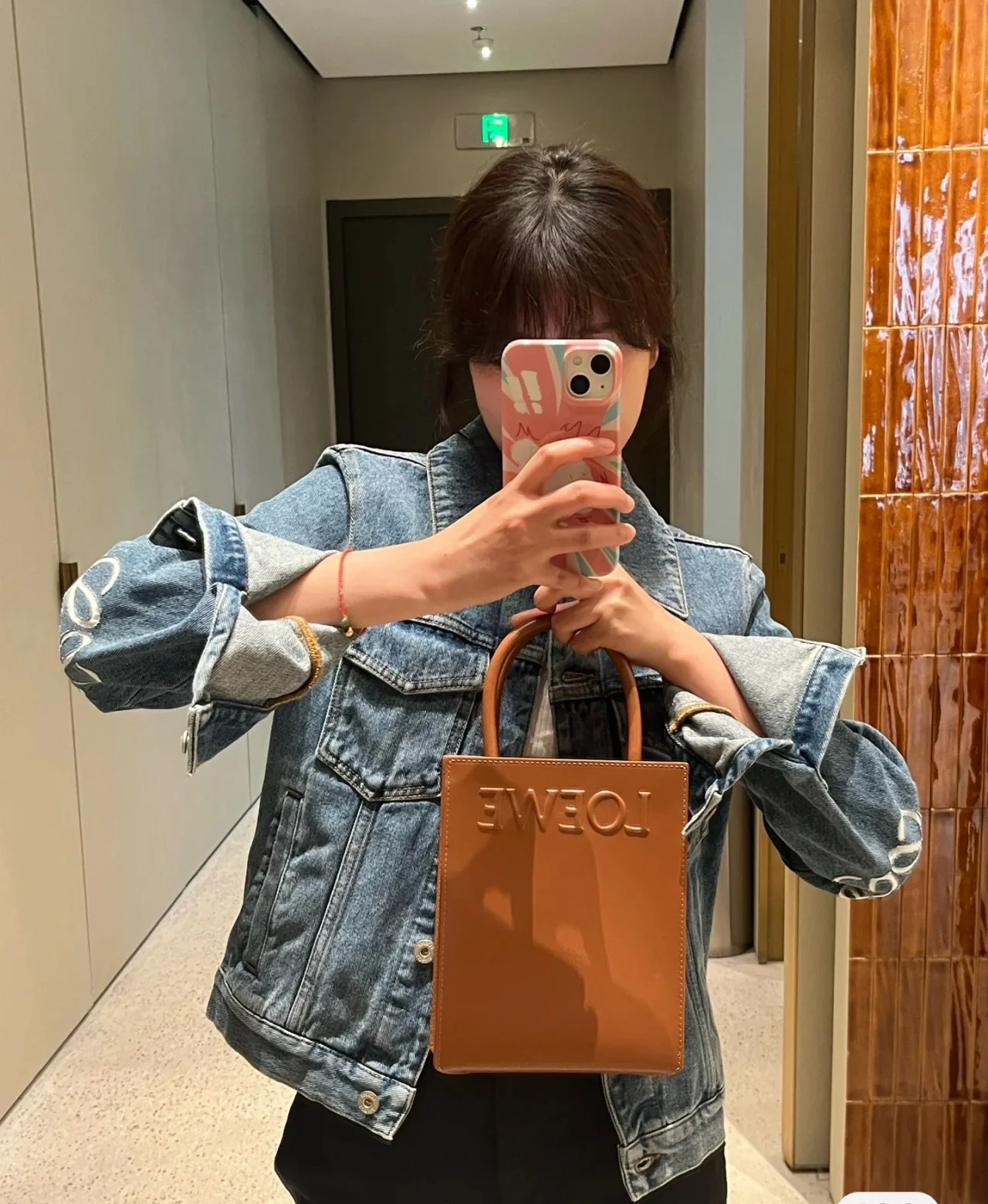 Сумка-тоут Loewe Standard A5 — глянцевая телячья кожа — маленькая — коричневая