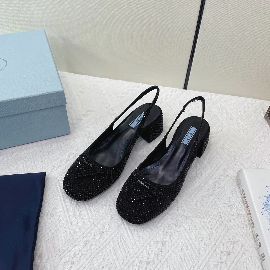 Туфли Prada - туфли-мэри-джейн на низком каблуке, украшенные стразами - черные