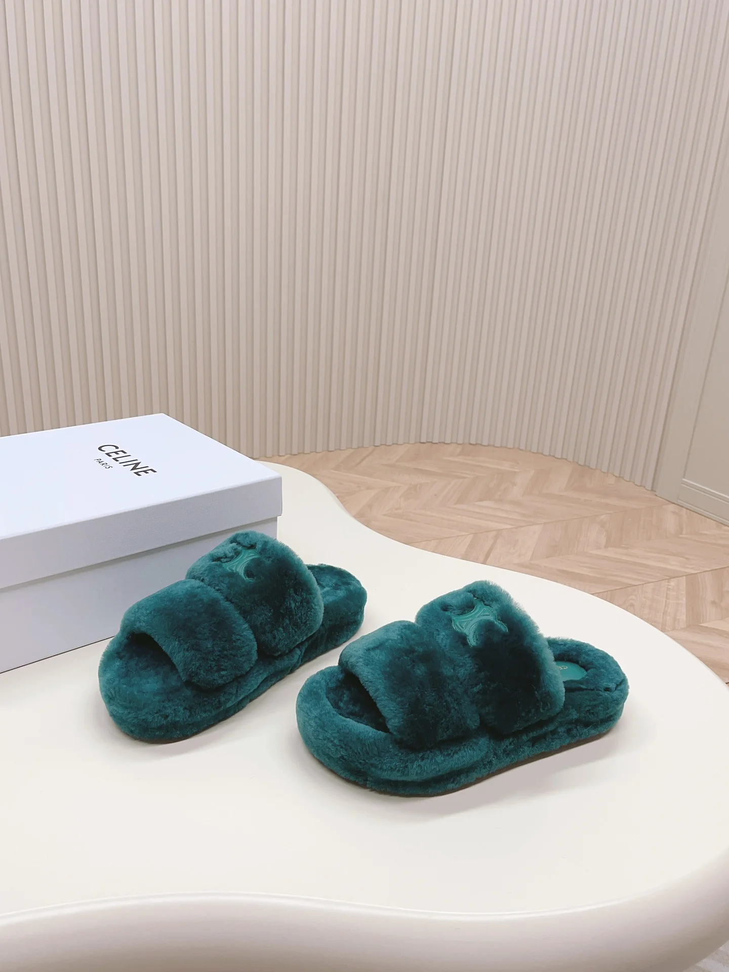 Новинка сезона осень/зима 2023 от Celine - Меховые тапочки - Зеленые