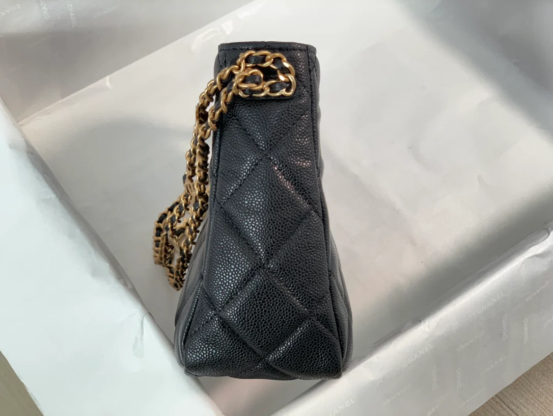 Коллекция Chanel Весна/Лето 2022 - Сумка-хобо Letter - Маленькая