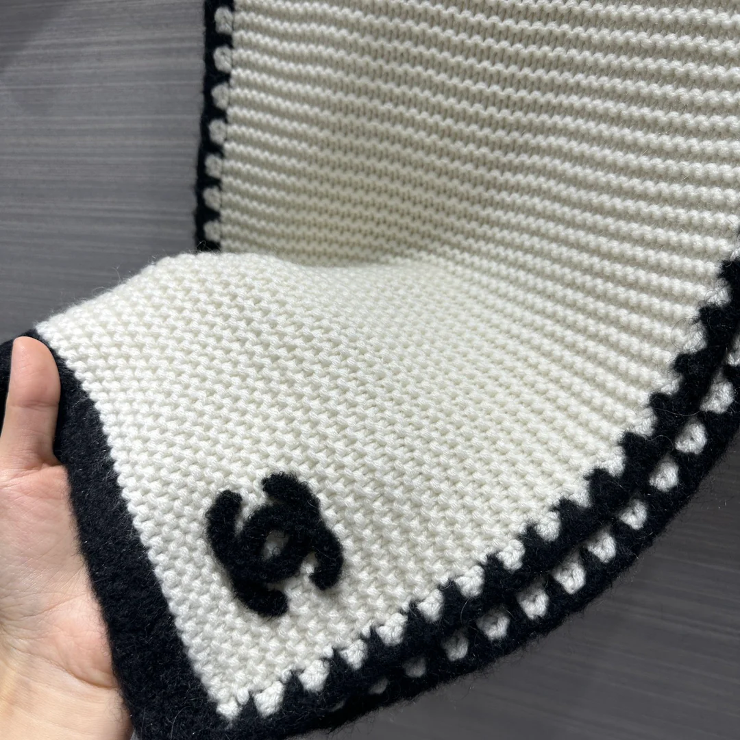 Новый шарф Chanel Double C с бахромой по краю, коллекция осень/зима 2023, белый.
