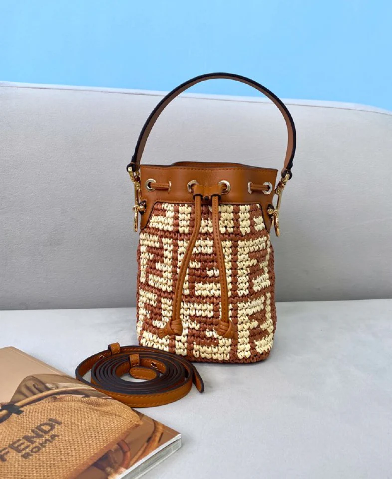 Миниатюрная плетеная сумка-ведро Fendi Mon Tresor светло-коричневого цвета