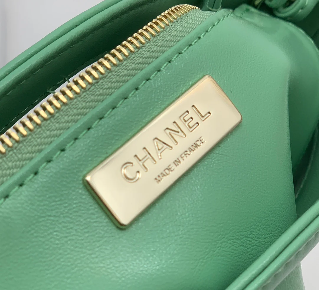 Мини-сумочка Chanel 24c 31 серии из овечьей кожи - зеленая