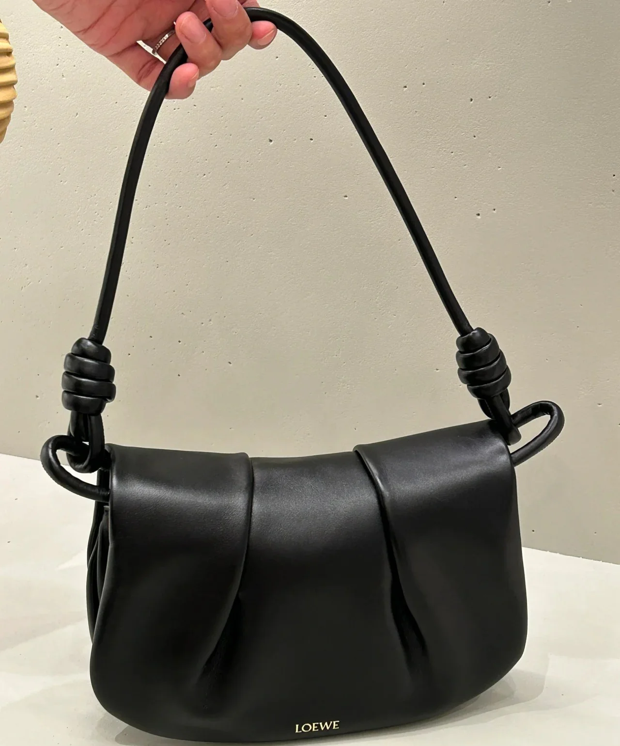 Сумка через плечо Loewe Paseo - черная