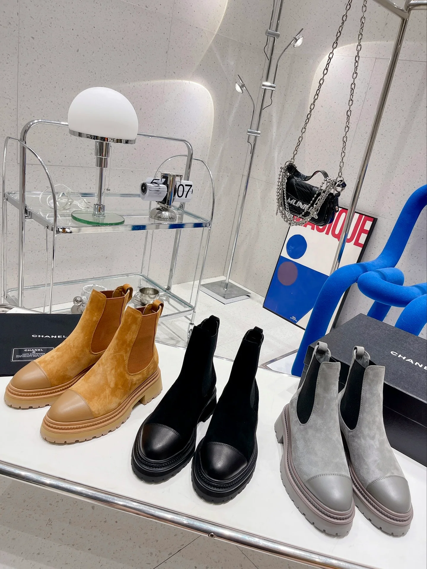 Новинка сезона осень/зима 2022 от Chanel - Ботинки челси - Серые