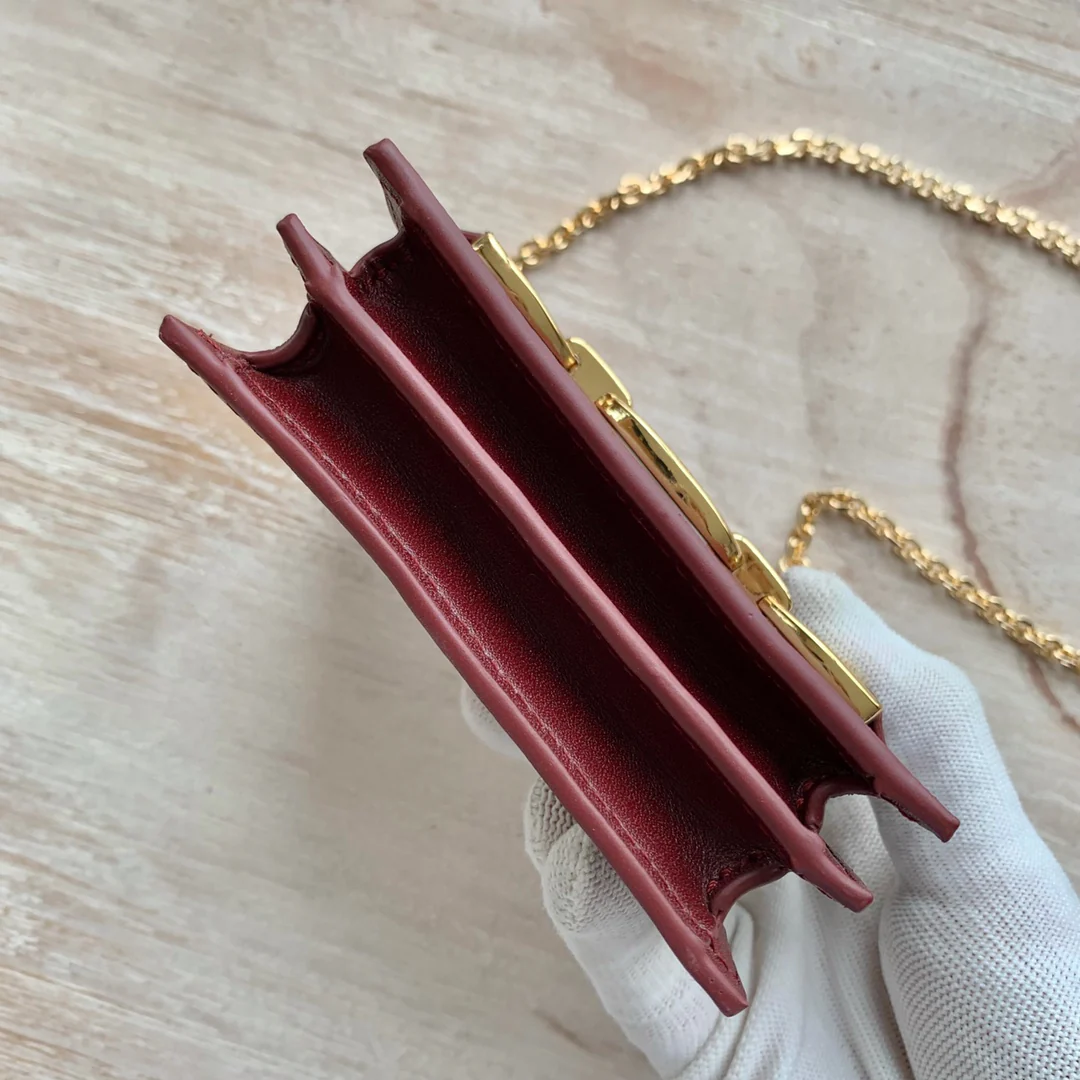 Celine - Держатель для карт на цепочке из глянцевой телячьей кожи - 2 шт.