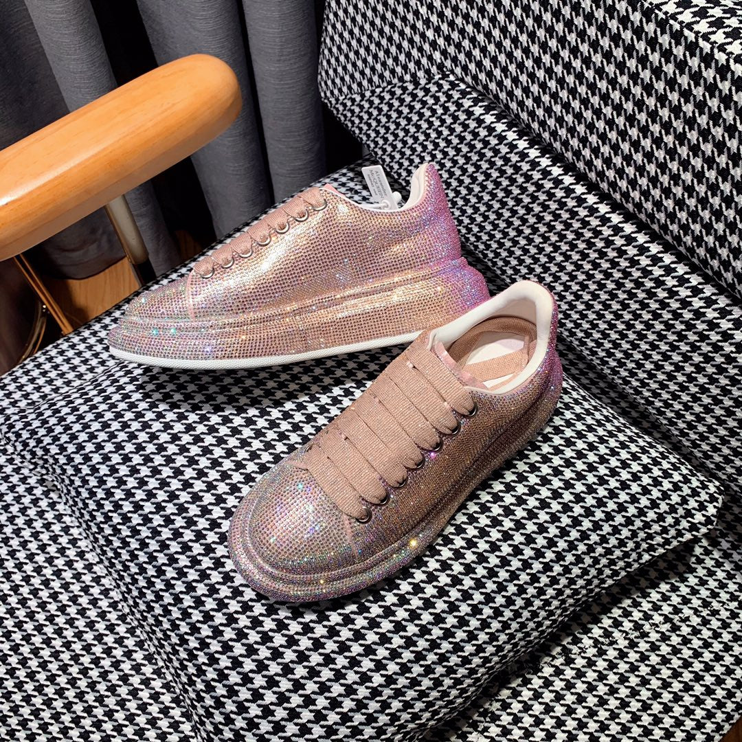 Классические белые кроссовки McQueen - розовые с отделкой из страз.