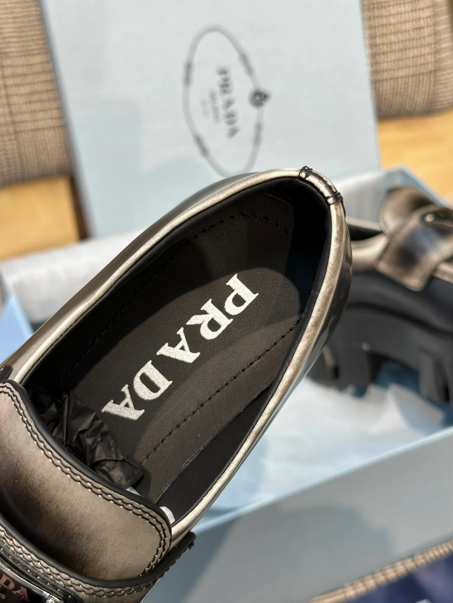 Лоферы на платформе Prada 2024 - серые