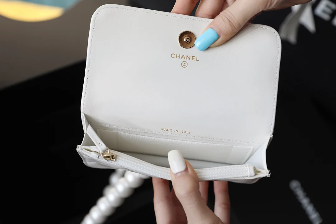Маленькая сумочка Chanel с жемчужной цепочкой