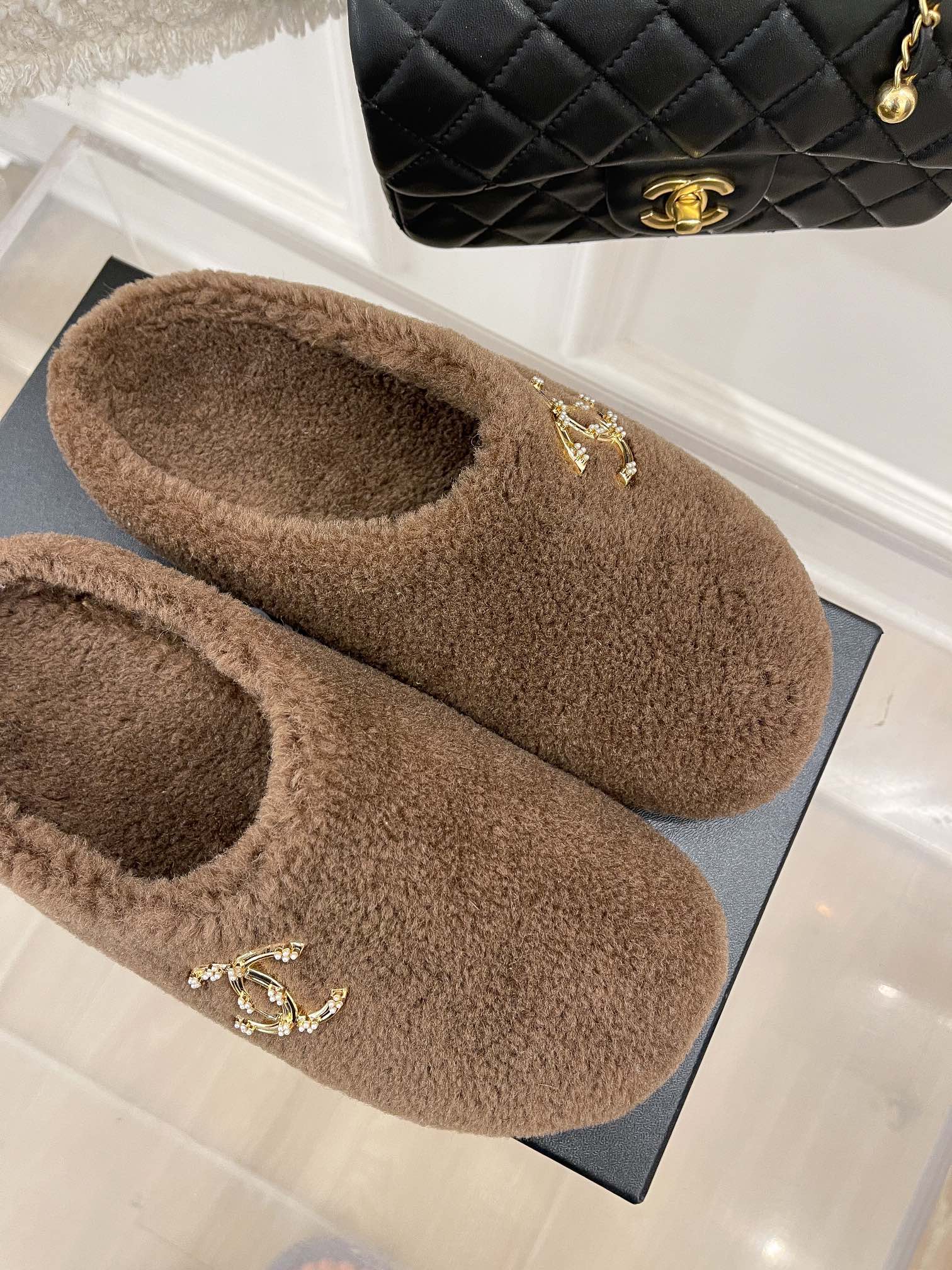 Весенние тапочки Chanel Birkenstock 2022 - коричневые