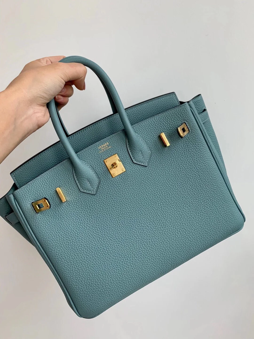 Сумка Hermes Birkin 25 Togo 7g небесно-голубого цвета с золотой пряжкой.