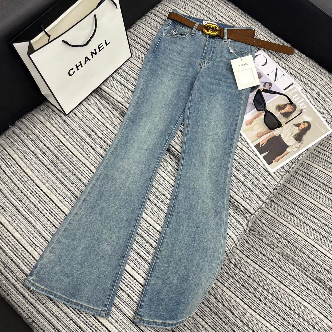 Chanel 2403-24 Ранняя весна. Новая модель: джинсы-клеш с вышитым логотипом и буквами.
