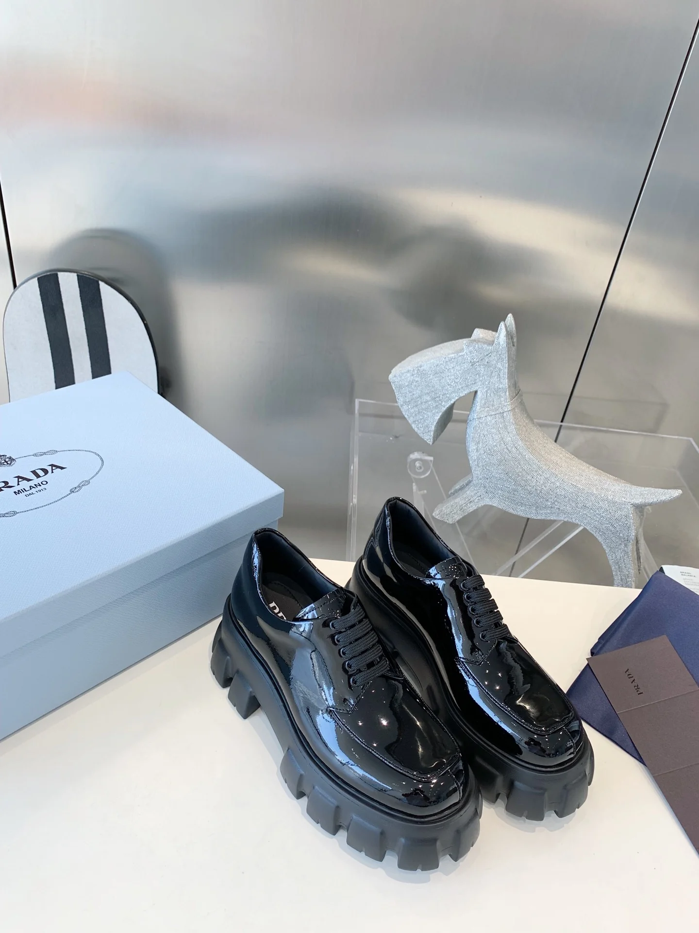 Лоферы Prada Gear на шнуровке - черные