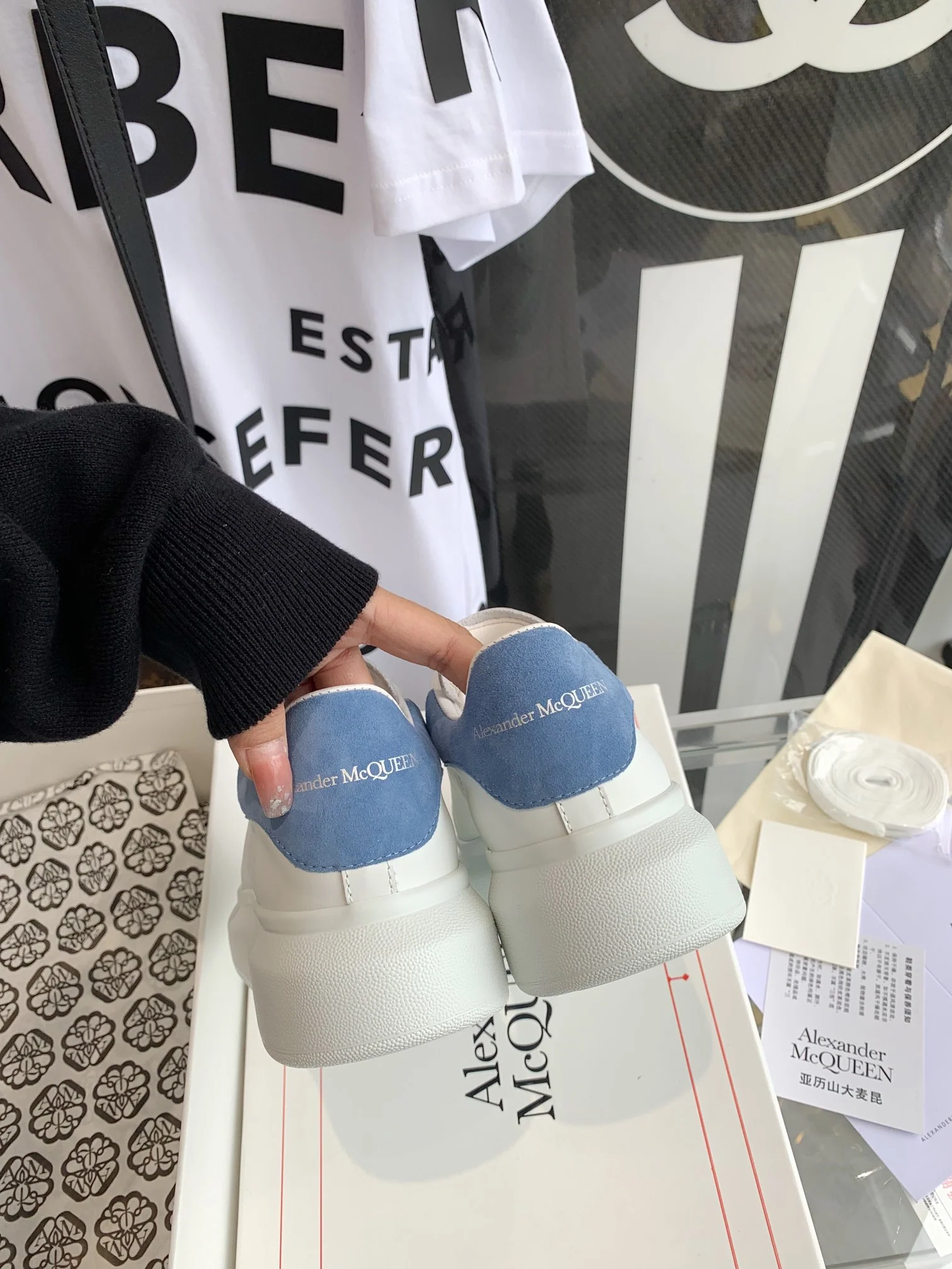 Классические белые кроссовки McQueen - синяя задняя часть - 1