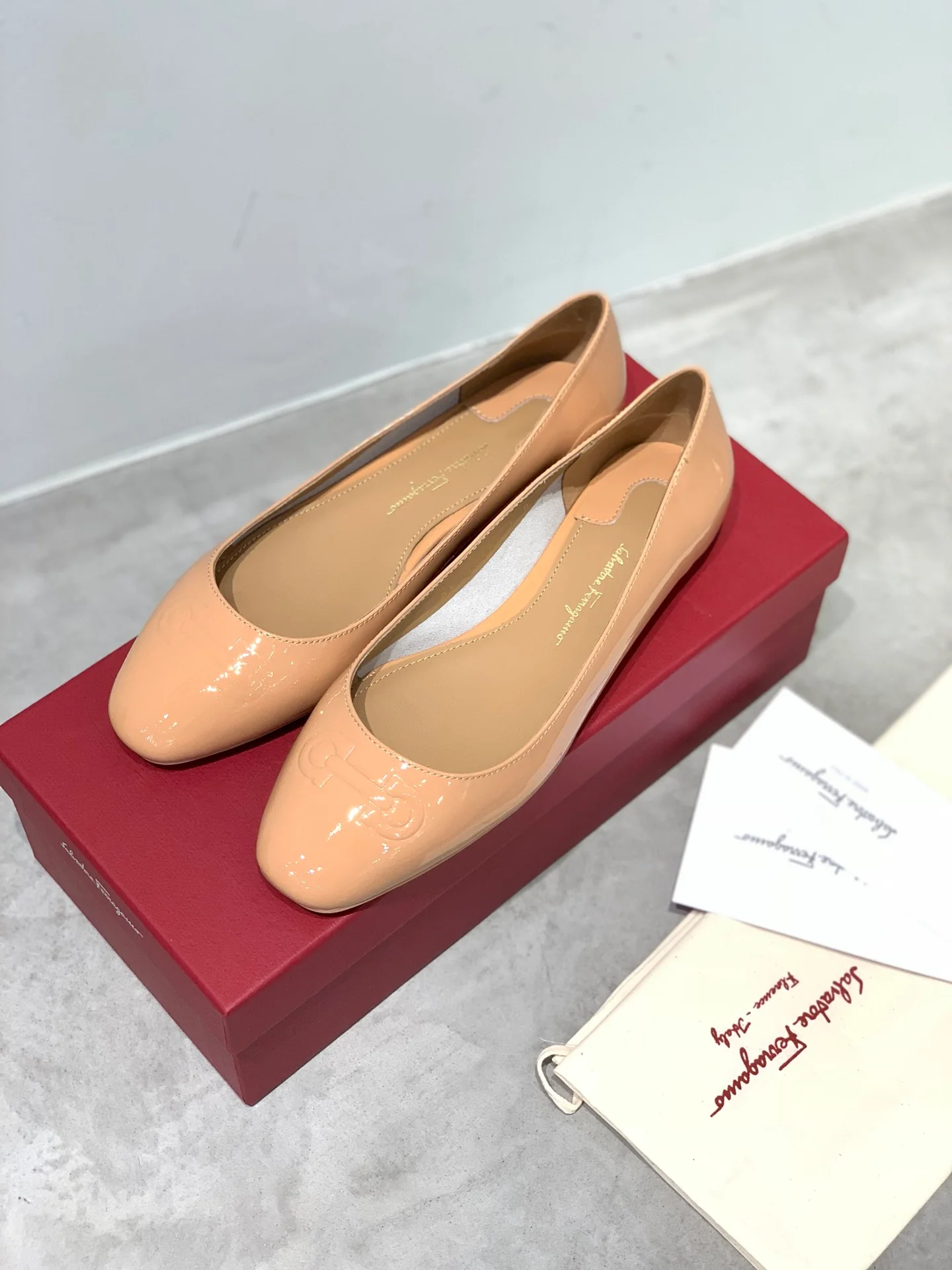 Туфли Salvatore Ferragamo - балетки телесного цвета с круглым носком