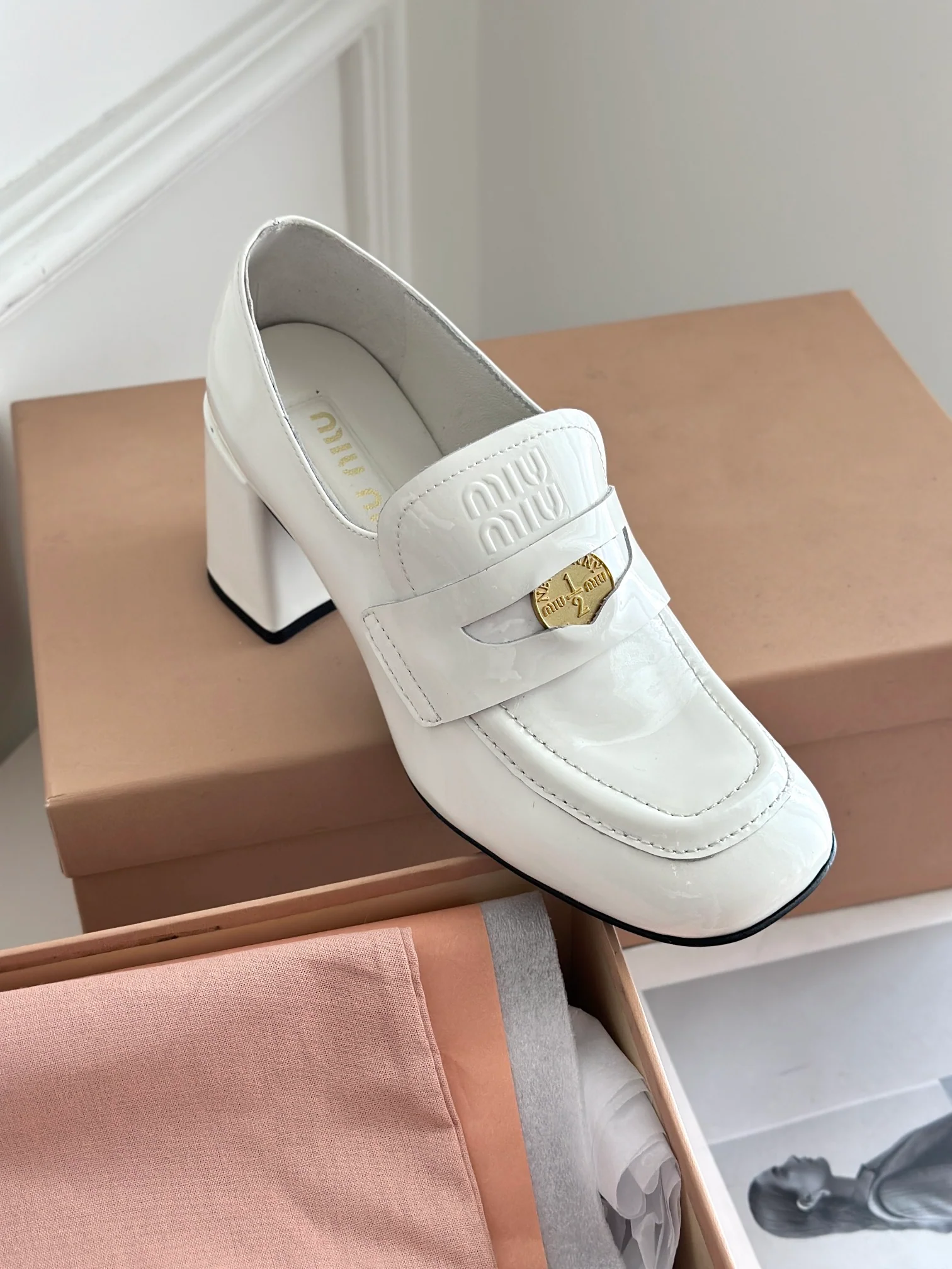 Новинка Miu Miu 2023 года - Лоферы на массивном каблуке Gold Coin - Белые