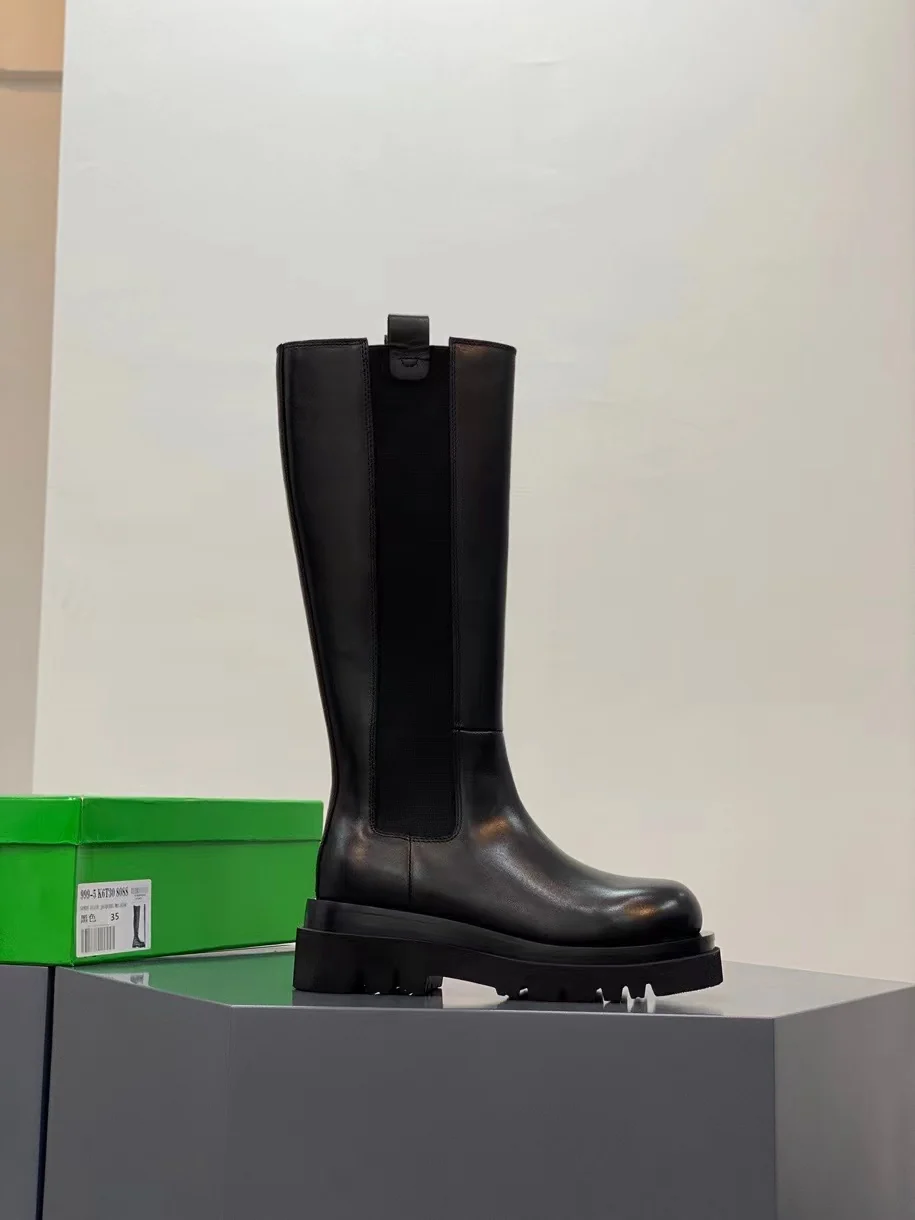 Новинка сезона осень/зима 2022 от BV - высокие сапоги с закругленным носком - модель с боковой застежкой.