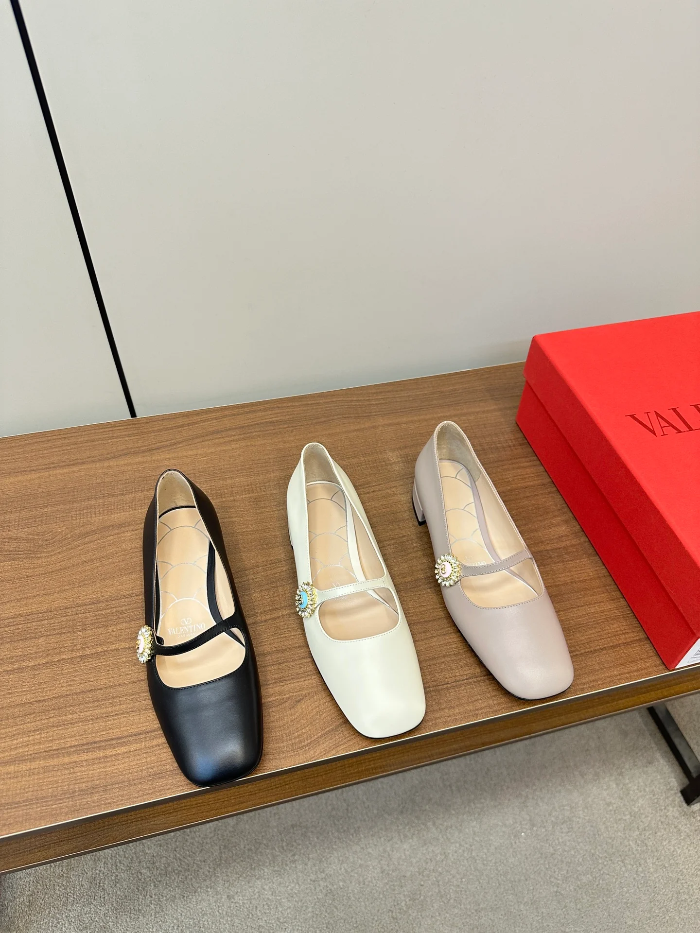 Балетные туфли Valentino 2024 — изображение из коллекции