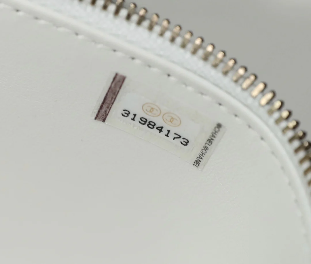 Весенне-летняя коллекция Chanel - Браслет с буквой - Квадратная коробка - Белый