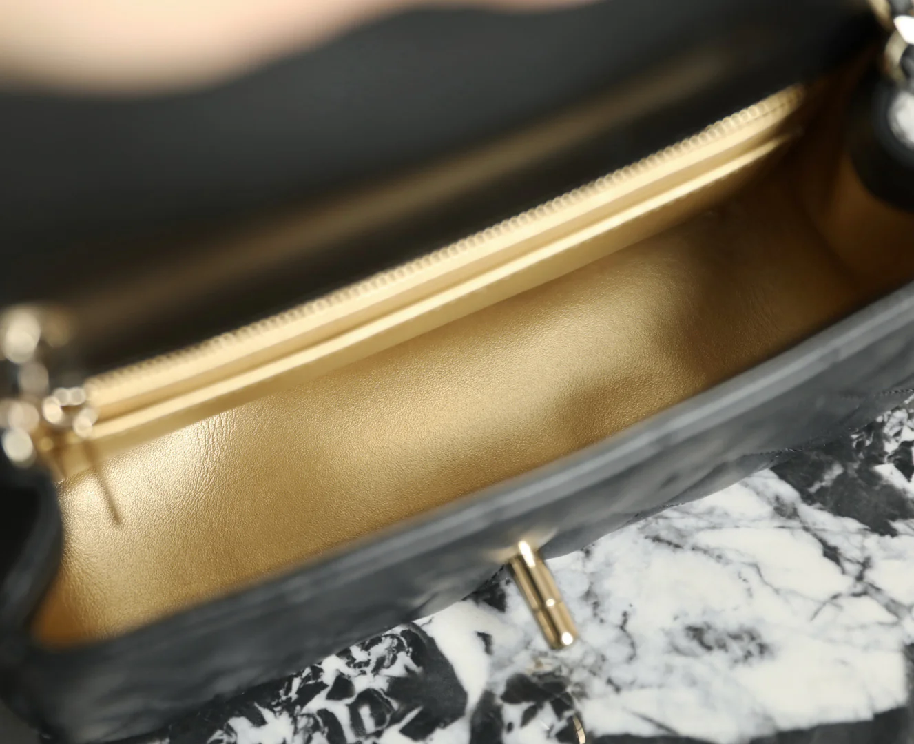 Застежка-пряжка Chanel из 25-каратного золота с регулируемой пряжкой - большая мини-версия - черная с пряжкой из светлого золота.