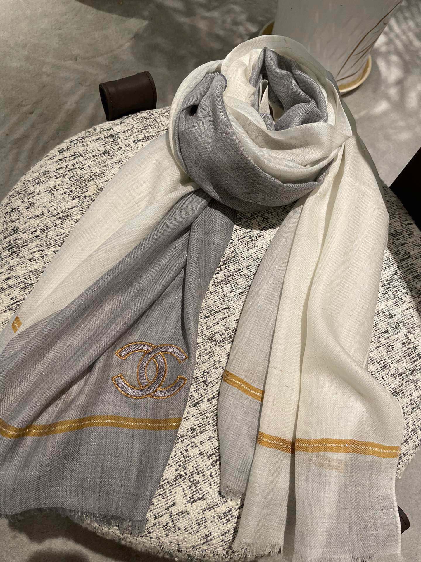 Chanel - Мягкий однотонный шарф - 105-180 см - Серый