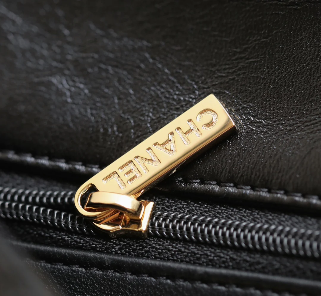 Маленькая черная сумка Chanel с клапаном и поворотной ручкой.