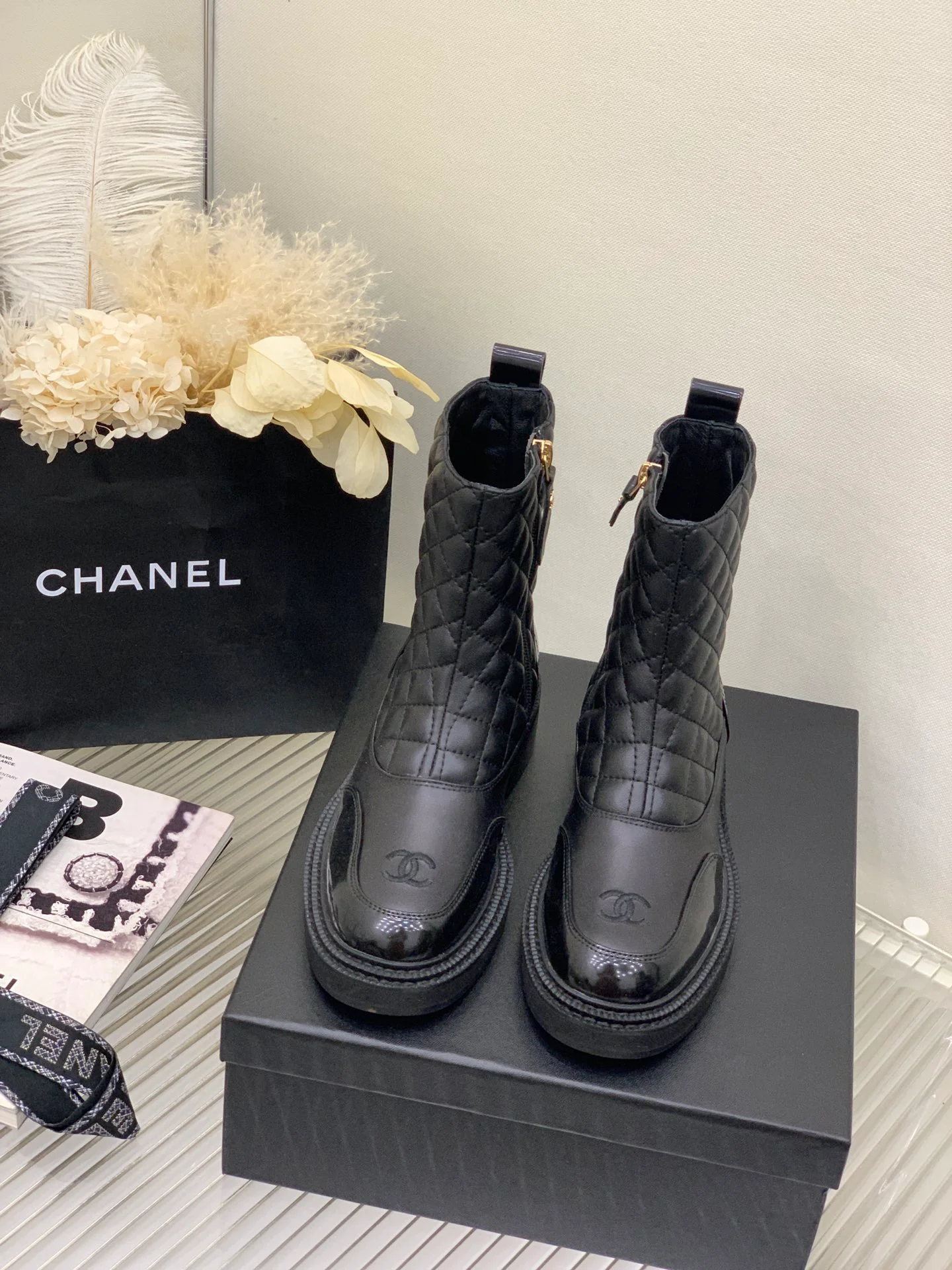 Коллекция Chanel 2022 года с подиума - Ботильоны с бриллиантовыми блестками - Черные