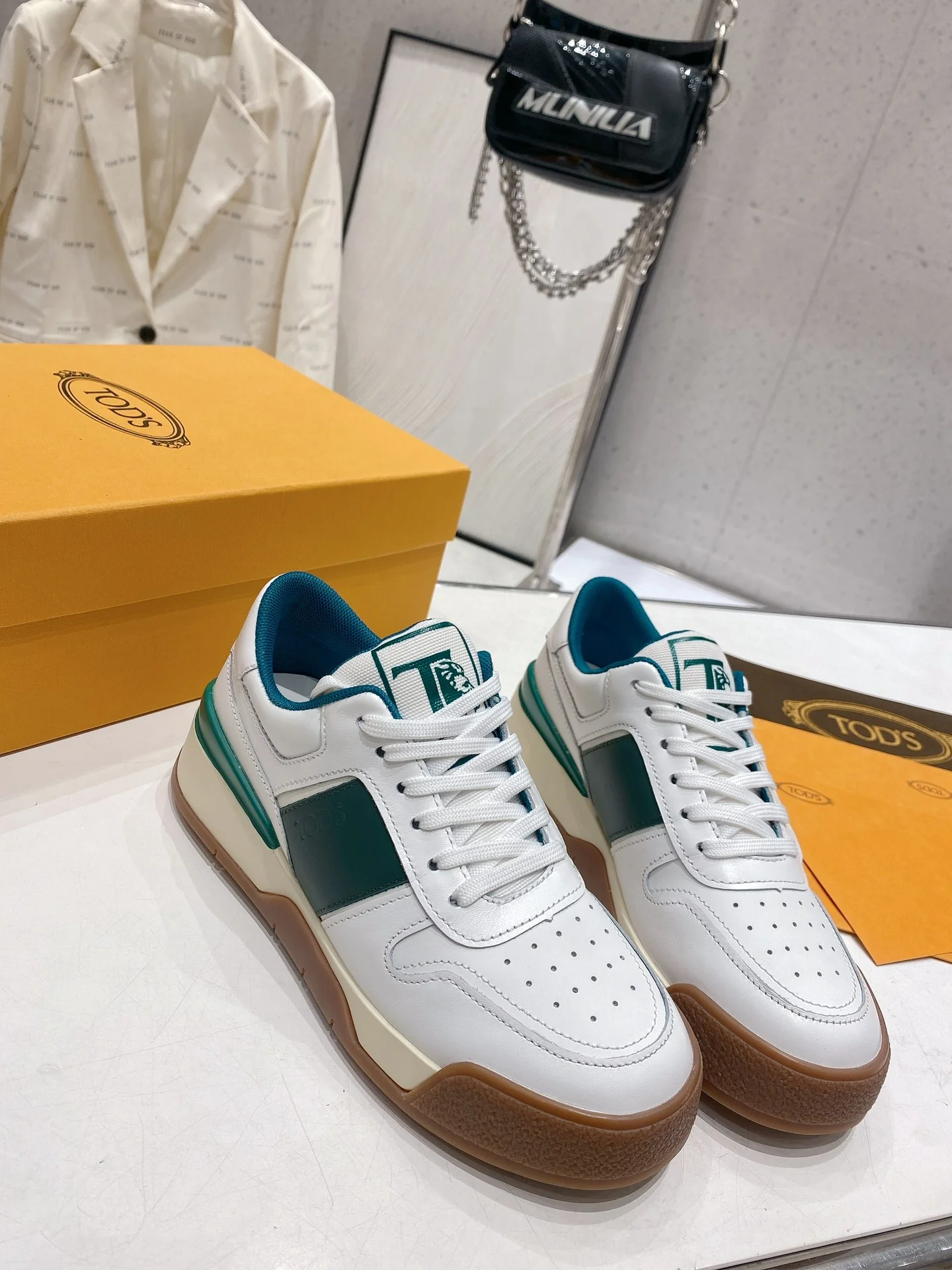 Весенняя коллекция Tods 2023 — Повседневная обувь — Парная модель — Коричневая подошва с зеленой отделкой