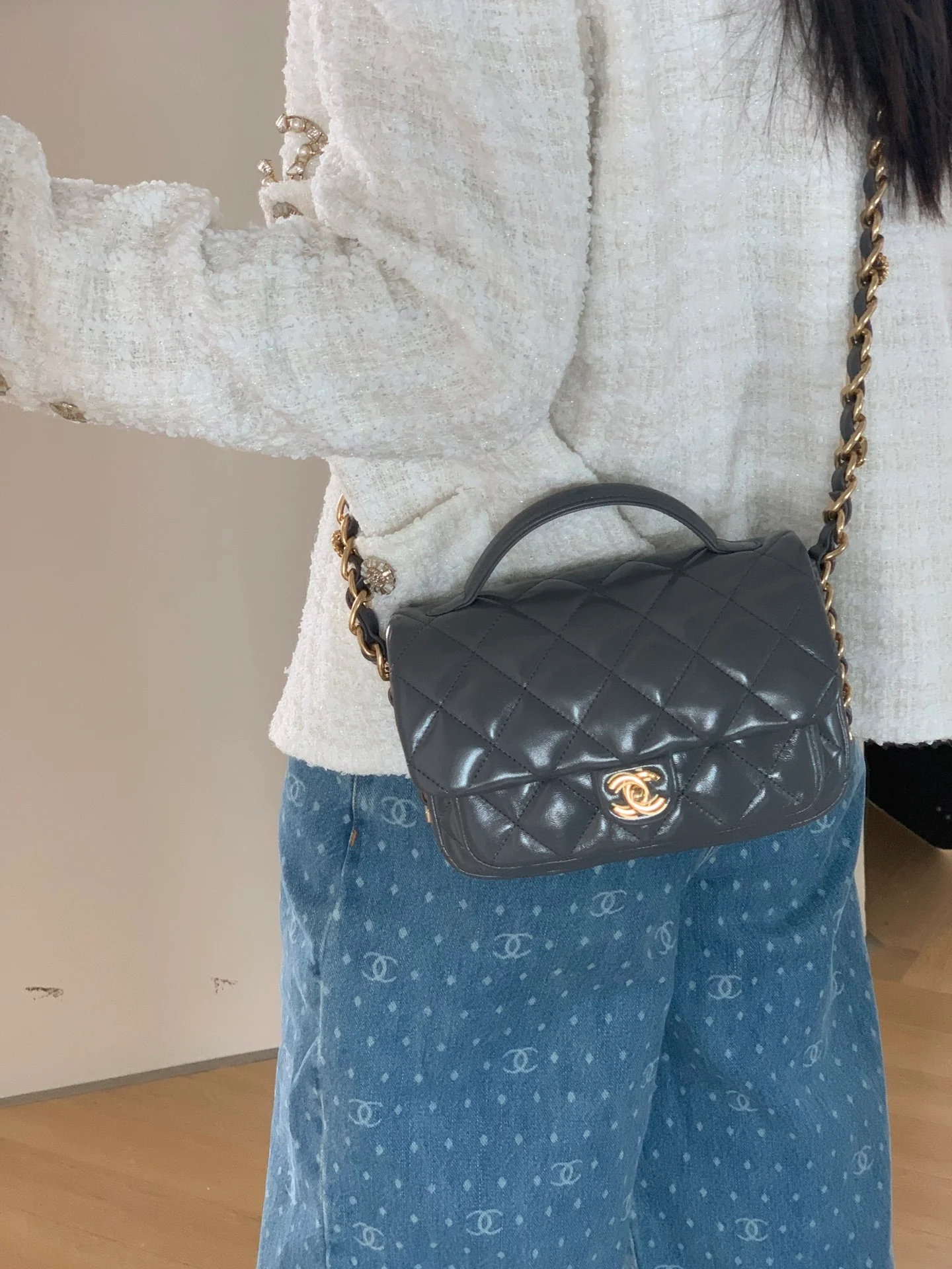 Chanel - Сумка-мессенджер с ручкой из овечьей кожи - Серая